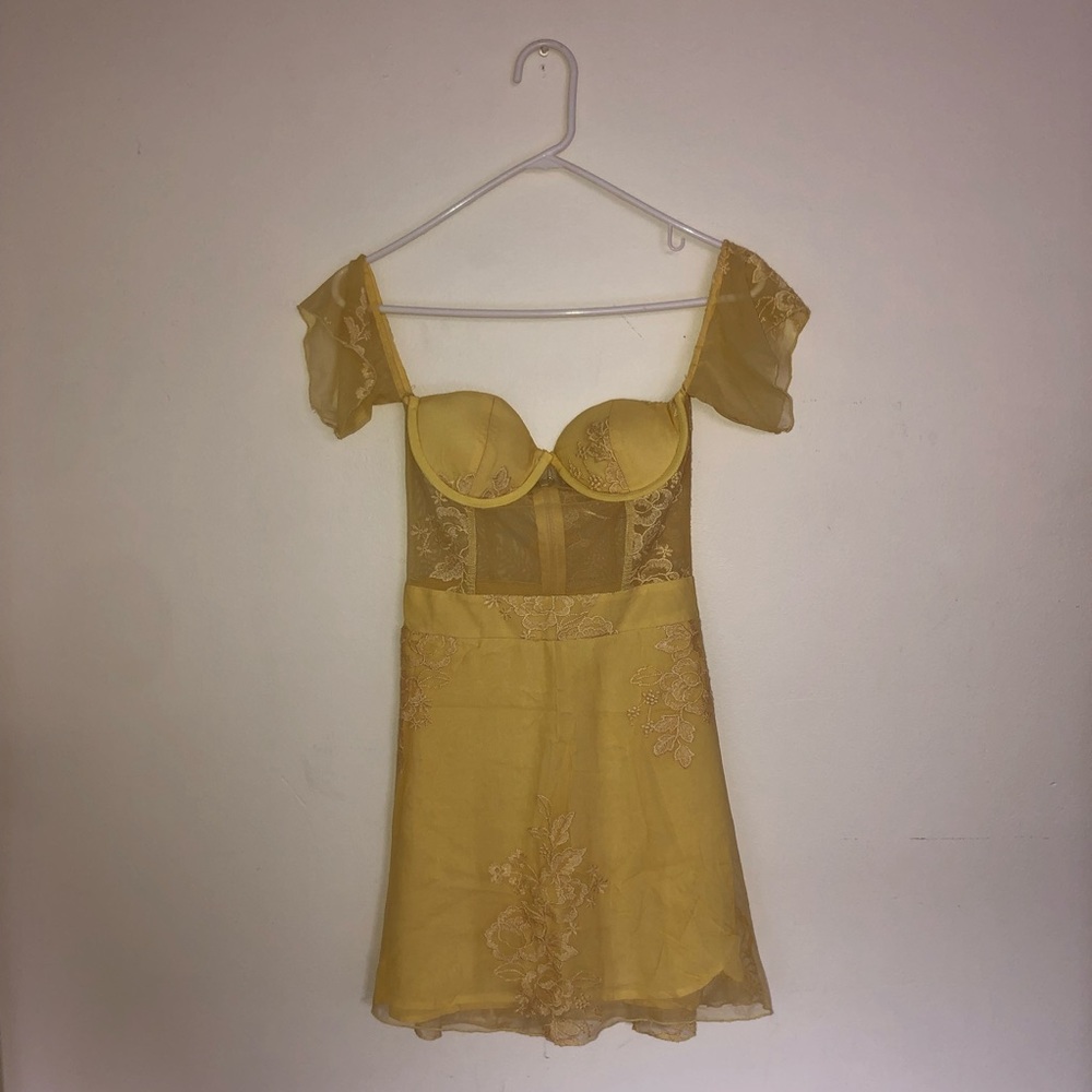 Lace dress - Picture 4 of 5